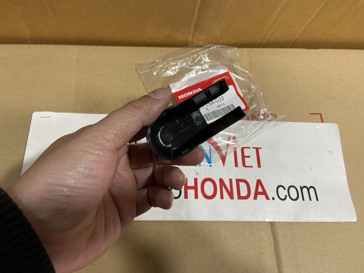 Nắp chụp tay gạt mưa xe Honda BRIO